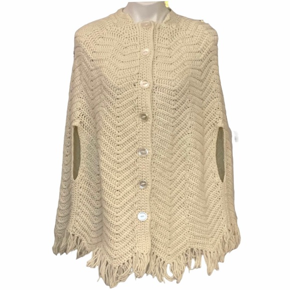 Vintage Sweaters - ⭐️FINAL SALE⭐️ Vintage 70’s Hand Knit Poncho Sweater with Fringe